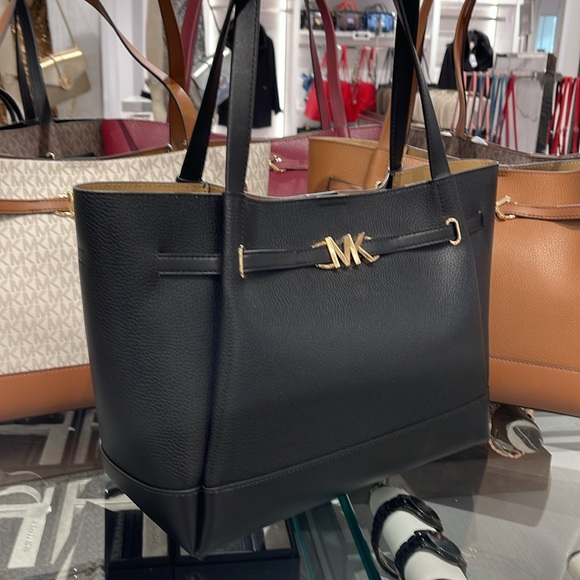 MICHAEL KORS
Reed Large Logo Belted Shoulder Tote Bag
Black 
NWT - Picture 3 of 16